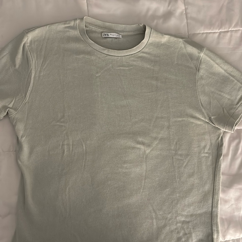 Men’s semi textured t-shirt.